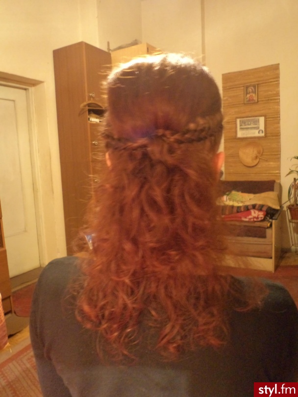 Brązowe Upięcie Kręcone Wieczorowe Średnie Fryzury