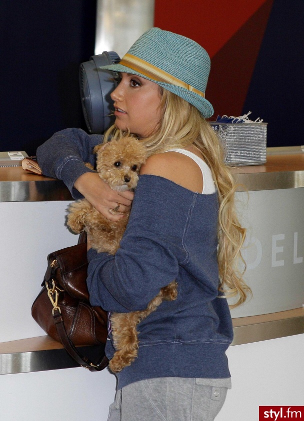Ashley Tisdale - Nakrycia głowy Dodatki Moda