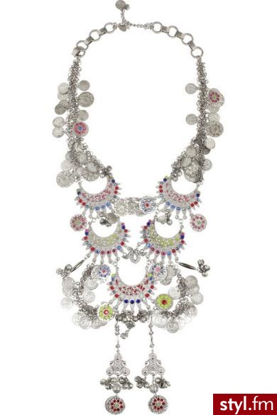 Erickson Beamon proponuje przepiękny naszyjnik wykonany ze srebra otulonego kryształkami projektu Swarovski. Zdobią go piękne zestawienia kolorystyczne i niebanalne wzornictwo. Swoim rozmiarem przyciągnie niejeden wzrok. Cena: około 820 euro. - Pozostałe Dodatki Moda