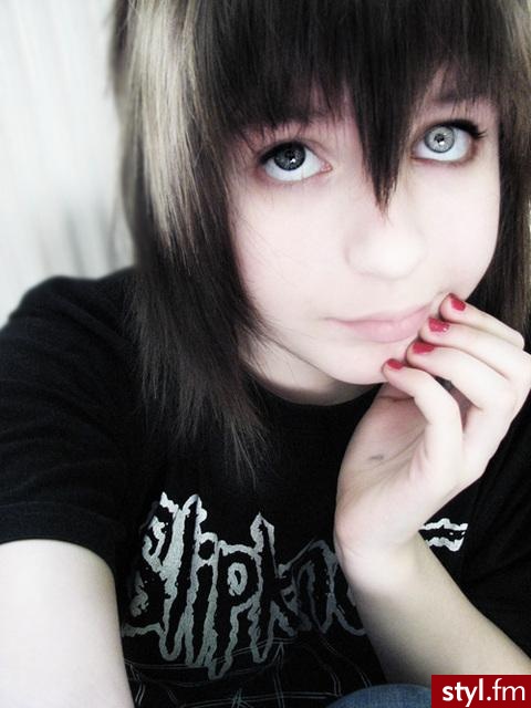 ^ - ^ - EMO Alternatywne Średnie Fryzury