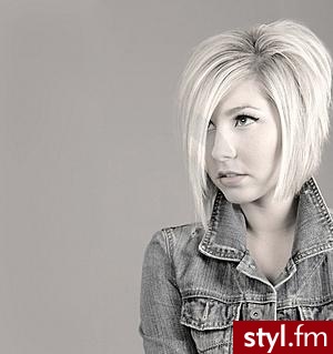 blond bob - Średnie Fryzury
