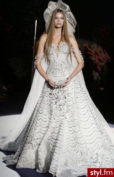 Zahair Murad na Paris Fashion Week Haute Couture Kto by pomyślał, że stylizacja na syrenkę może być tak... nieplażowa! To elegancja, która powala na kolana. - Suknie ślubne Ślub Moda