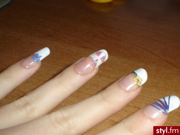 Autor: Pati263 z suszonymi kwiatuszkami :). Autor: <b>Pati263</b><br /> - Paznokcie