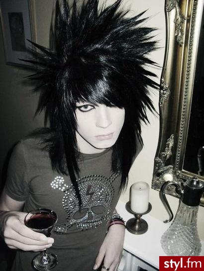 Chris Dakota... Ten Emo naprawde zasluguje na respect. Zrobienie takich wloskow jest ciezkie i trzeba miec cierpliwosc. Widzialem tylko Jego pare zdjec ale 
Sam stal sie moim idolem jesli chodzi o wyglad... - EMO Alternatywne Średnie Fryzury