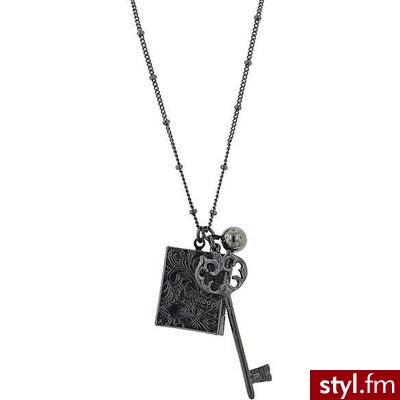 Vintage Book & Key Charm Necklace - Polyvore. Pobrano ze strony: http://www.polyvore.com/vintage_book_key_charm_necklace/thing?id=21890733 - Pozostałe Dodatki Moda