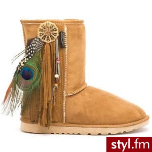 Koolaburra Short Plume Sheepskin Boot in Tan - Polyvore. Pobrano ze strony: http://www.polyvore.com/koolaburra_short_plume_sheepskin_boot/thing?id=11695444 - Pozostałe Buty Moda