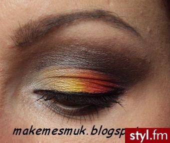 zapraszam na mojego bloga www.makemesmuk.blogspot.com - Dzienne Makijaże
