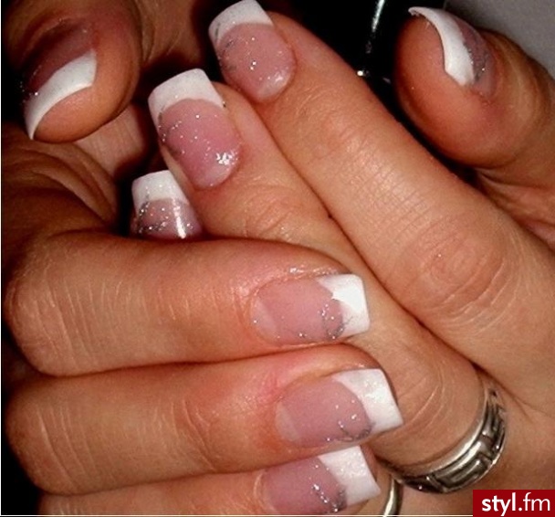 Autor: Allicia French z delikatnym zdobieniem. Autor: <b>Allicia</b><br /> - Paznokcie
