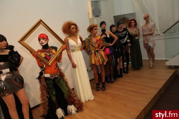 Sukienki Moda