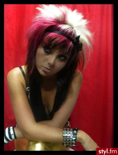 fryzura robiona w domu taki mały eksperyment.Szamponetka Marion winna czerwień,
Blond(rozjasniacz)Joanna,
Joanna ,Naturia srebrzysty pył - EMO Alternatywne Średnie Fryzury