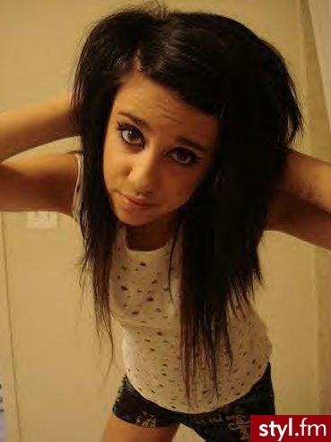 świetna emo fryzka ;ppp. jedna z najlepszych emo fryz ? hmmm ? zgadzacie się ? jak wam się podoba ? komętujcie jak najwiecej !!! - EMO Alternatywne Średnie Fryzury