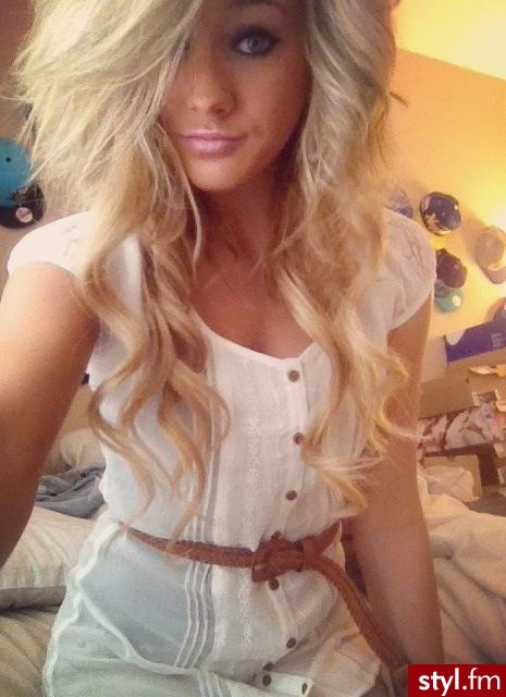 Blond Rozpuszczone Kręcone z grzywką Na co dzień Średnie Fryzury