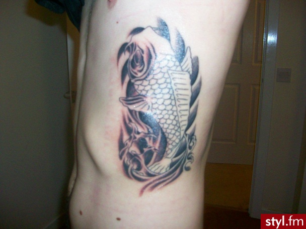RYBA KOI. tatuaz po drugiej sesji tatuaz swierzo co zrobiony takze jest troche czerwony jeszcze tylko jedna sesja i koniec... - Tatuaże