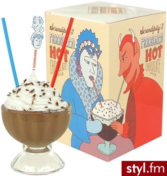 Frozen Hot Chocolate. W tym niezwykłym zestawie za prawie 20 dolarów otrzymamy pucharek do ludów, dwie słomki, łyżeczkę i dwie torebki czekolady. Smacznego! :) - Misz-masz