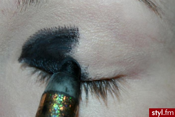 Jesienne trendy zadowolą każdą kobietę, mamy brązy, nude, mocny kolor albo smoky eye. Zależnie od urody wybieramy to, co do nas pasuje. Ja lubię mocne akcenty na oku więc wybrałam smoky, Cavalli trafił w mój gust w 100%. - Makijaże