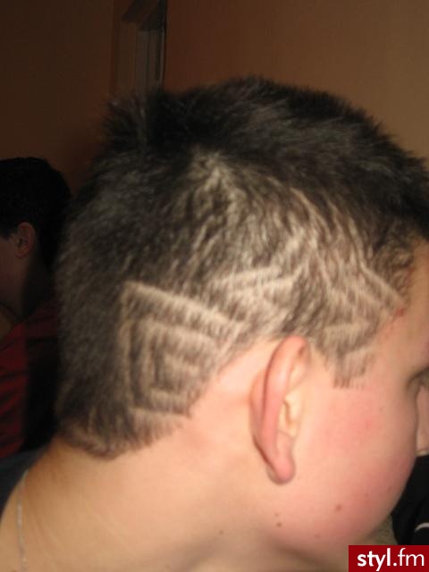 piła wlkp srodmiejska 1:D

na zdjeciu troszke glupio wyszlo bo wlosy  mi sie troszke obsunely ale w realu jest pozytywnie - Punk Rock Alternatywne Średnie Fryzury