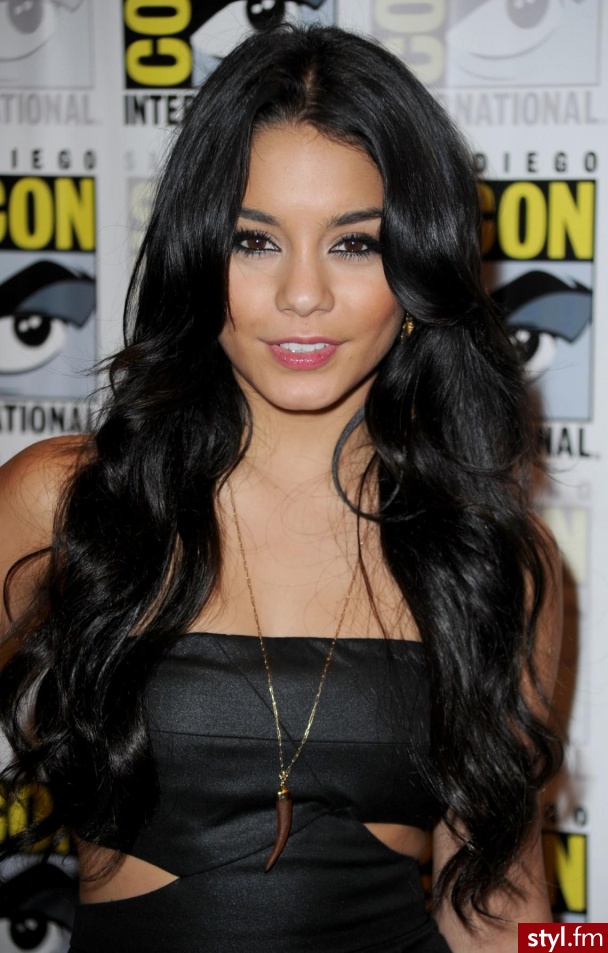 Vanessa Hudgens. Vanessa Hudgens. Makijaż i fryzura na promocji filmu Sucker. - Makijaże