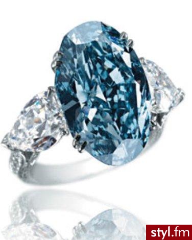 Chopard Blue Diamond Ring. Owalny pierścionek z brylantem o trójkątnym kształcie i setką drobnych diamentów w paśmie 18-karatowego białego złota. Jest świetną alternatywą dla pierścionków zaręczynowych i z pewnością wart jest  swojej ceny, która wynosi ni - Pozostałe Dodatki Moda