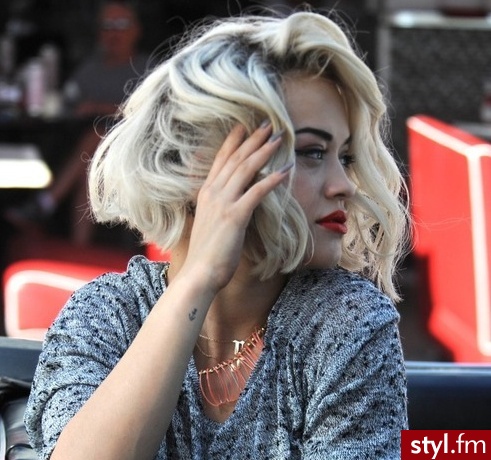 Blond Rozpuszczone Kręcone Fryzury gwiazd Średnie Fryzury