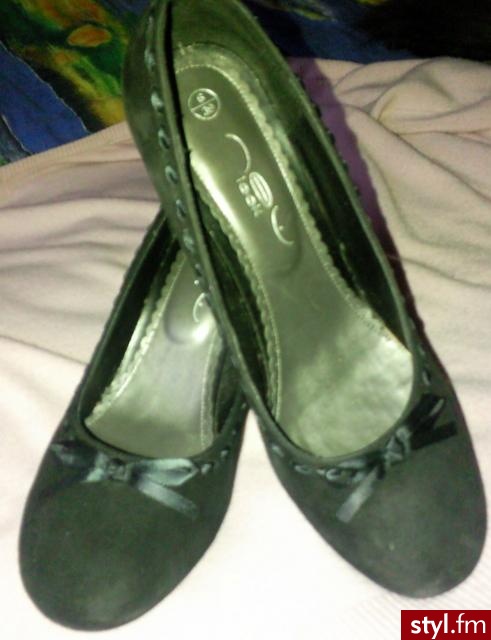 Czolenka Nev Look. Rozmiar: 39

Producent: New Look

Bardzo ladne i eleganckie czolenka z czarnego zamszu firmy New Look. Rozmiar 39. Dlugosc wkladki 25,5, wysokosc obcasa 9cm. Polecam. - Misz-masz