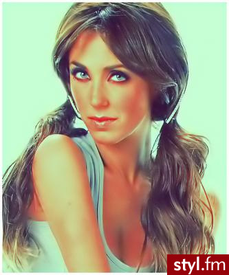 Anahi. Ciemno-brązowe, lekko falowane, kręcone, spięte dwoma gumkami (dwie kitki). - Kręcone Na co dzień Średnie Fryzury