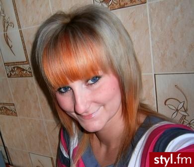 kwiecień 2012 - Blond Rozpuszczone Proste z grzywką Na co dzień Średnie Fryzury