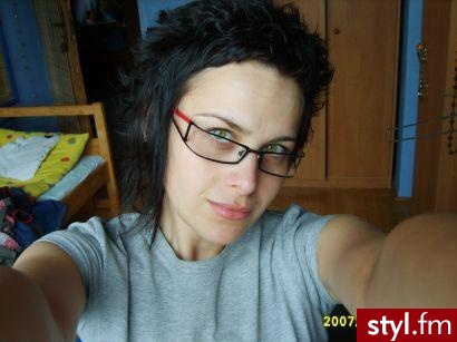 mały brak symetrii=) - Średnie Fryzury