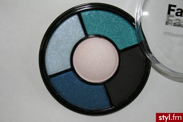 CIENIE FASHION COLOUR EYESHADOWS BELL. 404. Morskie Opowieści. 

Spodobało mi się to zestawienie kolorystyczne a konkretnie ten granatowy kolorek. ^^ - Misz-masz