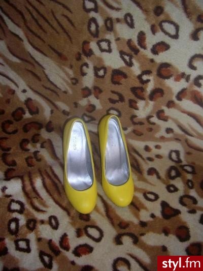 Sprzedam !<br>Buty kupiła mi siostra w  Anglii ,ale są na mnie za małe. 
Rozmiar 37 - Szpilki Buty Moda