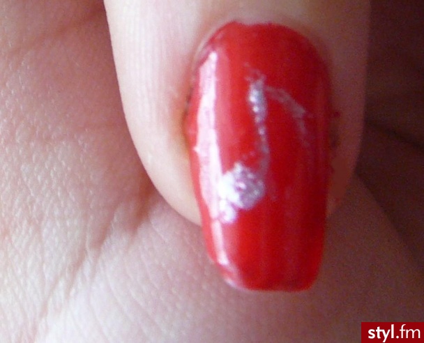 Nails ^^. Srebrne nutki na czerwonym lakierze ;] - Paznokcie