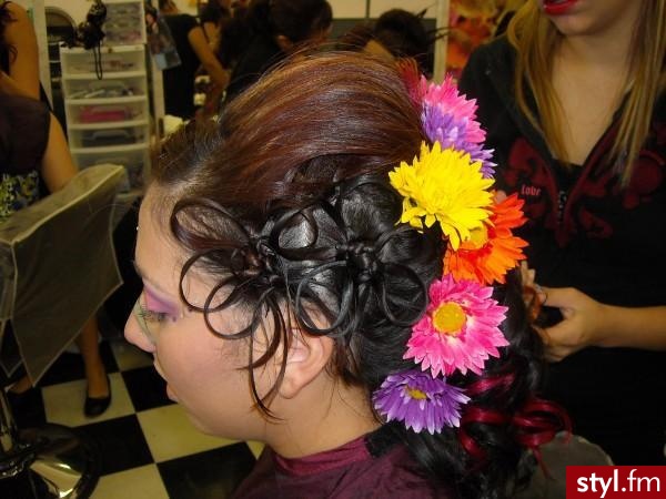 http://e-loook.blogspot.com/ - Wieczorowe Średnie Fryzury