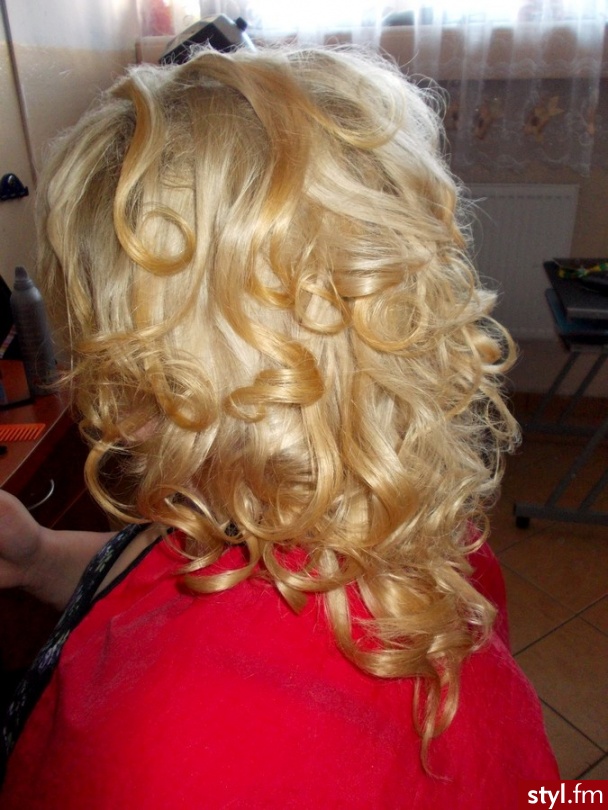 Blond Rozpuszczone Kręcone Wieczorowe Średnie Fryzury