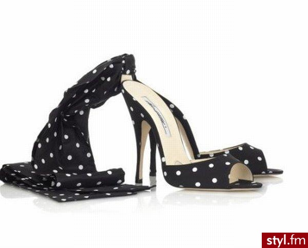na górze wiąże się kokardka ;)) - Pozostałe Buty Moda