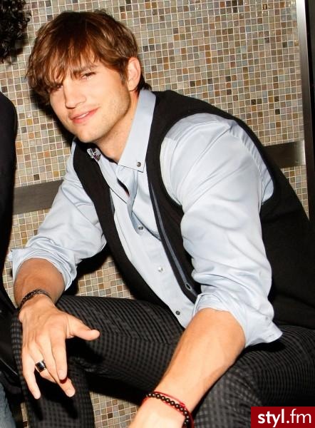 Jeśli jest napisz i podaj link ;) 
Ashton Kutcher - Średnie Męskie Fryzury