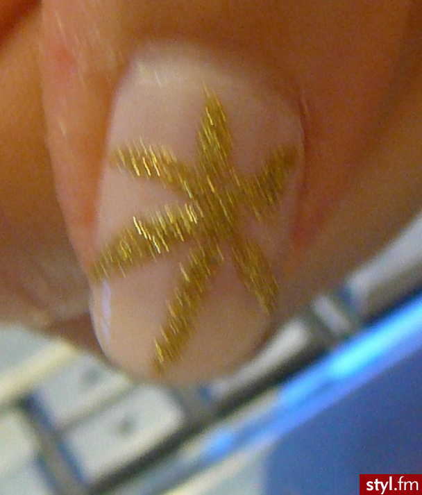 Nails. Złota palemka (kwiatek) na mlecznym lakierze ; D - Paznokcie