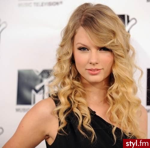 Taylor Swift . - Kręcone Na co dzień Średnie Fryzury