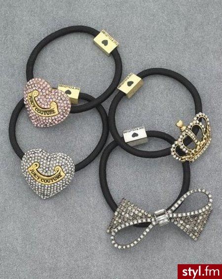 Gumki do włosów Juicy Couture.Długie włosy najwygodniej jest związać je w koński ogon. Można to zrobić za pomocą zwykłej czarnej gumki, ale po co? Lepiej wybrać coś ciekawszego. Na przykład gumki Juicy Couture z metalowymi ozdobami: serduszkiem, koroną lu - Misz-masz