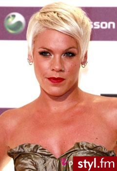 P!NK
czy pasowalyby mi takie wlosy ja ona ma? zastanawiam sie wlasnie nad takimi krotkimi wlosami... - Krótkie Fryzury