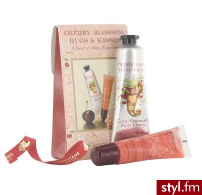 Zestaw od L’Occitane dostępny za 18 dolarów. Znajdziesz w nim kosmetyki o pięknym, wiśniowym zapachu - krem do rąk oraz błyszczyk. - Misz-masz
