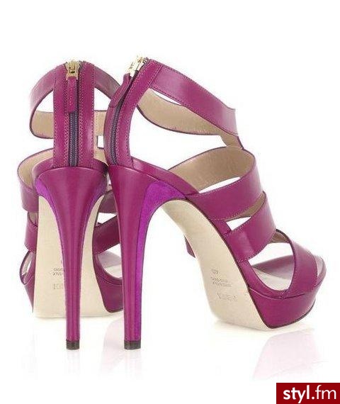 baaardzo fajne sandałki od firmy Fendi :) ;] Buty kupić można w internetowym sklepie Net-a-Porter. Kosztują 450 euro. - Pozostałe Buty Moda