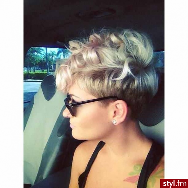 Blond Rozpuszczone Kręcone z grzywką Na co dzień Krótkie Fryzury
