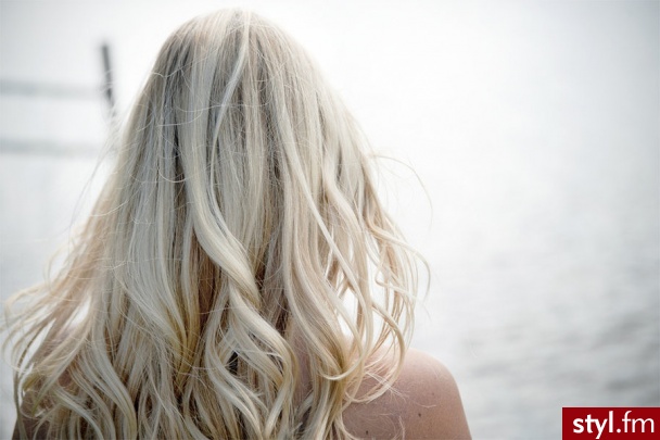 Blond Rozpuszczone Kręcone Na co dzień Średnie Fryzury
