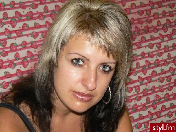 Fryzurka mojej sis..ciotecznej. U góry jest jasny blond, a na dole ciemny braz.. - Długie Fryzury