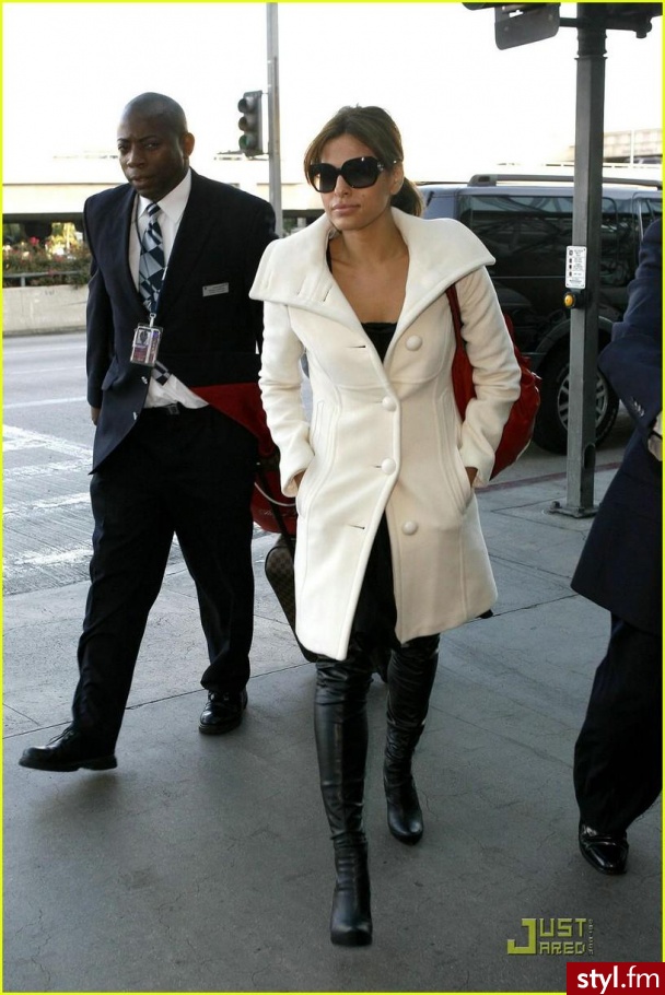 Eva Mendes w ślicznym płaszczyku od Mackage. - Moda uliczna Inne Moda