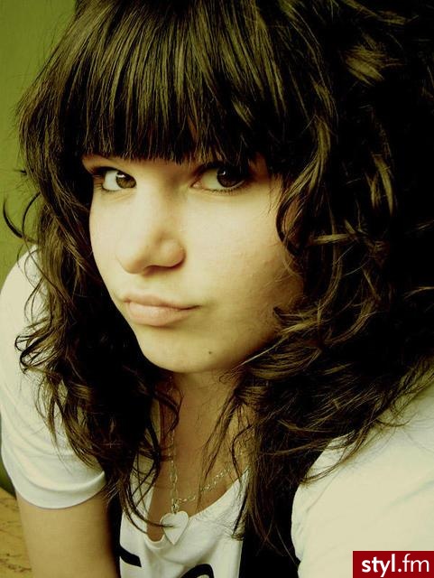 W lokach z grzywką 

Włosy kręca mi się naturalnie ^^ 

:P - Kręcone Na co dzień Średnie Fryzury