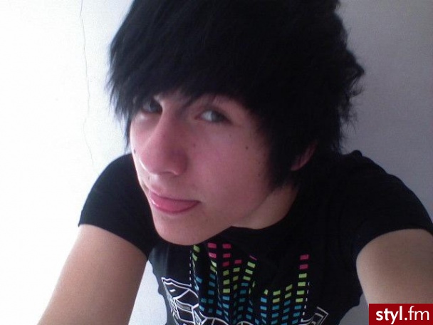 W czarnych włosach ;** - EMO Alternatywne Średnie Fryzury