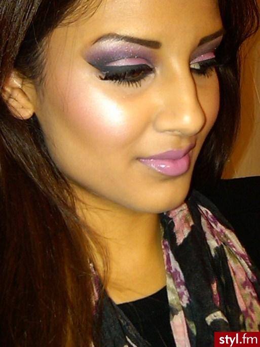 makijaż. Eyes
udpp
nyx jumbo pencil in milk as base
barry m dazzle dust 86(baby pink) in lids
barry m dazzle dust (hot pink) in crease
Mac carbon e/s outer v and crease
mac naked lunch e/s as highlight
mac all that glitters e/s for blending crease  - Makijaże