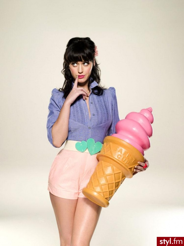Katy. Uwielbiam jej pasek ^^ - Pozostałe Ciuchy Moda