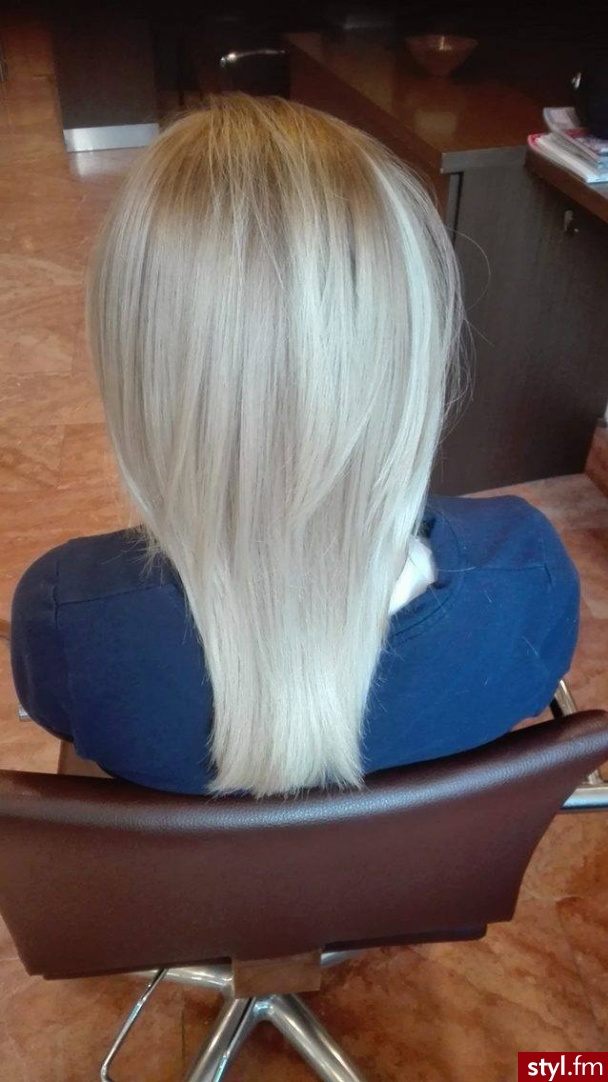 Koloryzację wykonała nasza zdolna asystentka Paulina :) - Blond Rozpuszczone Proste Na co dzień Średnie Fryzury