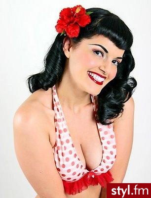 w stylu pin up - Średnie Fryzury
